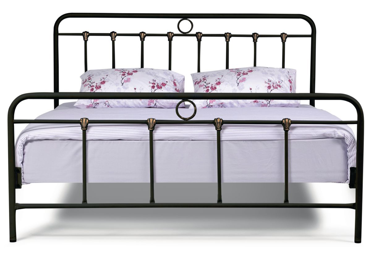 Απεικονίζει Κρεβάτι Διπλό Amelie Μαύρο/Χρυσό τοποθετημένο σε υπνοδωμάτιο, ανάμεσα από δύο κομοδίνα.